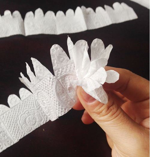 cách làm bình hoa tuyết bằng khăn giấy