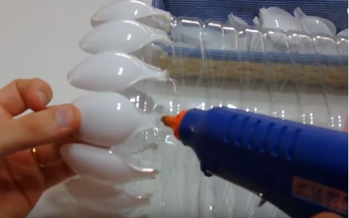 cách làm đèn bằng thìa nhựa